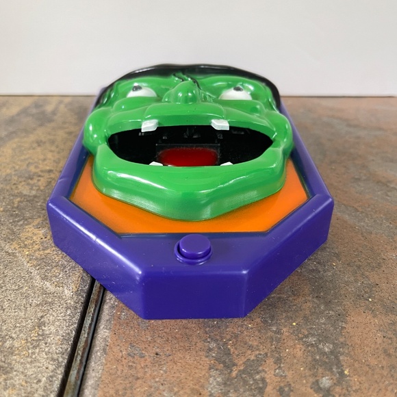 Gemmy cackling talking eye flickering witch with spider tongue door knocker - Picture 4 of 7